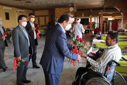 اهدای گل و تکریم جانبازان 8 سال دفاع مقدس توسط مسئولان سازمان همیاری به مناسبت هفته بسیج