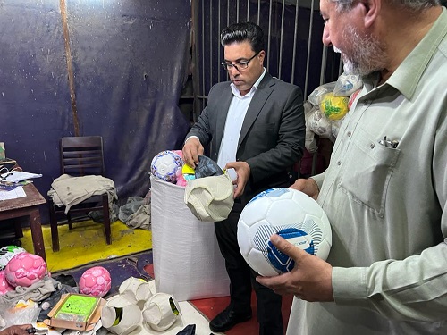 رایزنی ها برای ایجاد زمینه احداث یک کارگاه تولیدی انواع توپ های ورزشی در استان