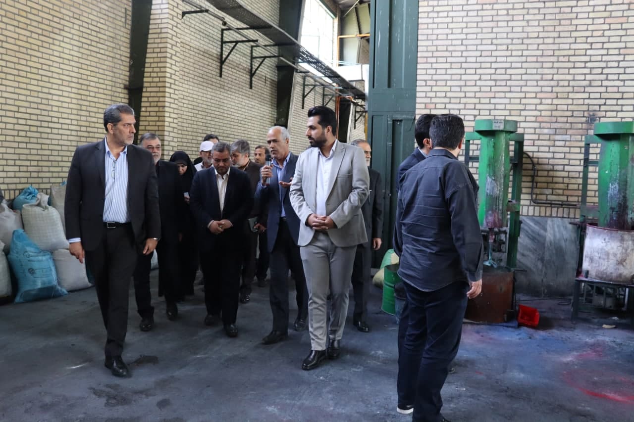 بازدید معاونان شهردار تهران از کارخانه بازیافت لاستیک سازمان همیاری