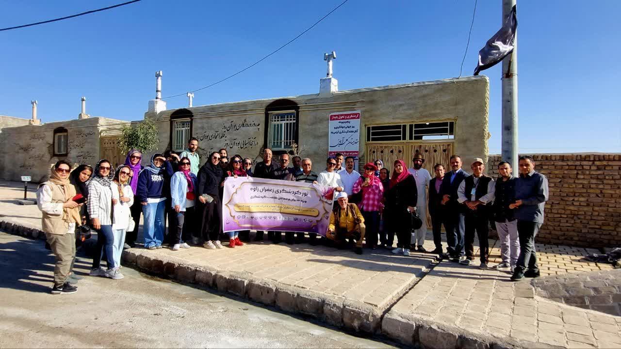 برگزاری تور گردشگری زعفران در زاوه تربت حیدریه به همت مؤسسه توسعه گردشگری