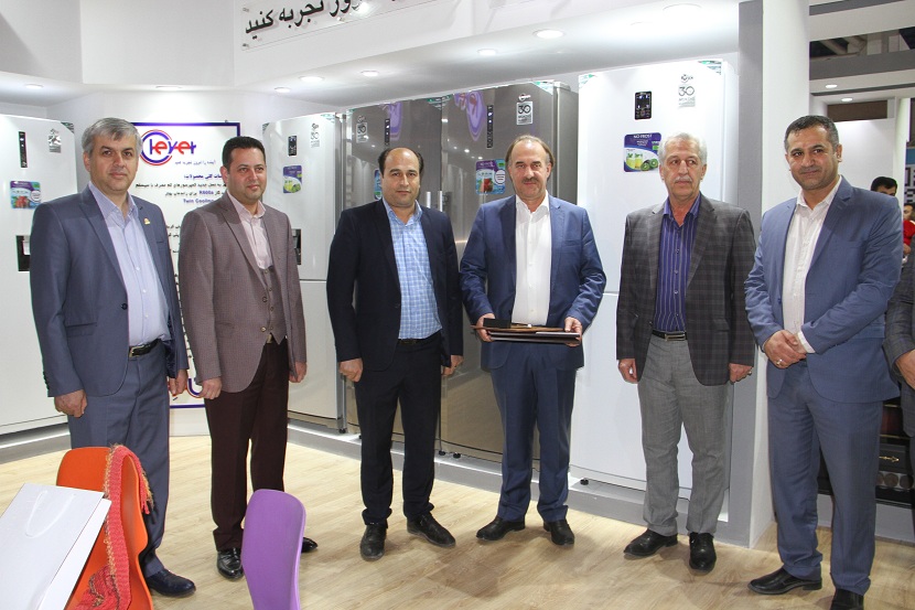 اهدا لوح تقدیر به غرفه داران بیستمین نمایشگاه بین المللی لوازم خانگی